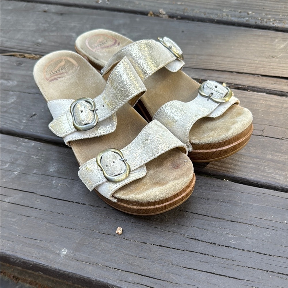 Dansko Metallic White Womens sandals size 6.5
